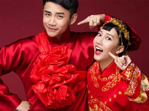 红色中式新娘吃瓜,喜庆氛围浓烈