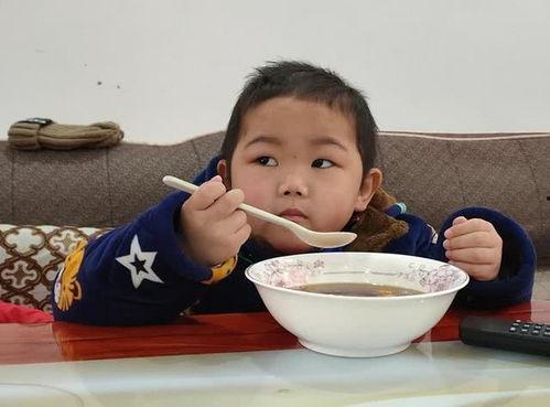 儿子吃瓜喝药的说说,家庭安全教育引关注