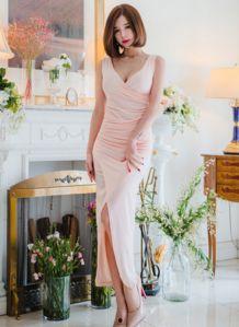 粉色长裙美女吃瓜,夏日风情尽收眼底