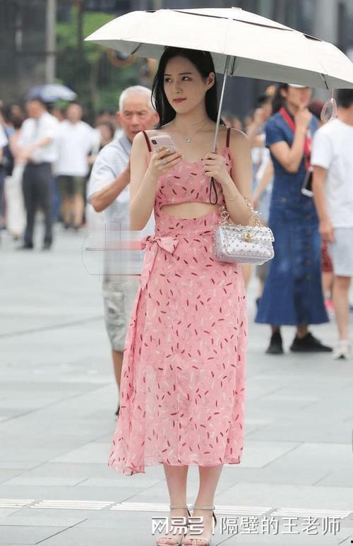 粉色长裙美女吃瓜,夏日风情尽收眼底