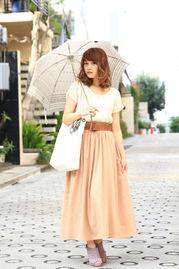 粉色长裙美女吃瓜,夏日风情尽收眼底