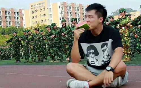 学生军训吃瓜群众,吃瓜群众围观学生吃瓜趣事