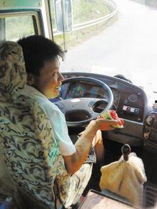 公交司机吃瓜视频,吃瓜视频引发网友热议