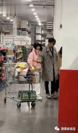 吃瓜商场裸奔,商场裸奔事件引发社会热议