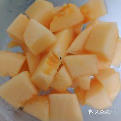 美女吃黄金蜜瓜