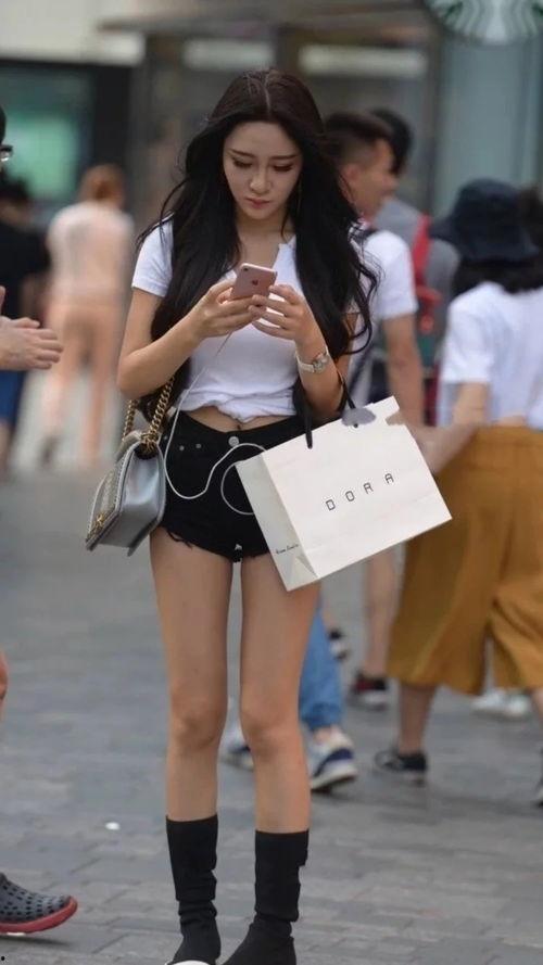 街拍美女熬夜吃瓜,街拍美女熬夜品味生活瞬间