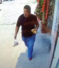 男子监控下吃瓜