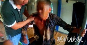 男子监控下吃瓜