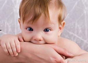 妈妈吃瓜宝宝抢,温馨亲子互动瞬间