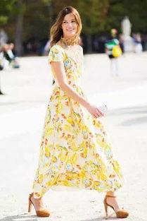 粉色长裙美女吃瓜,夏日风情尽收眼底