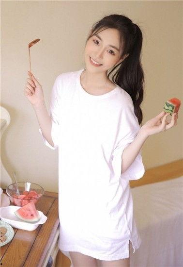 粉色长裙美女吃瓜,夏日风情尽收眼底