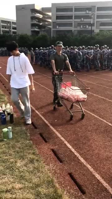 广西军训教官吃瓜,军训教官的“瓜田”奇遇记