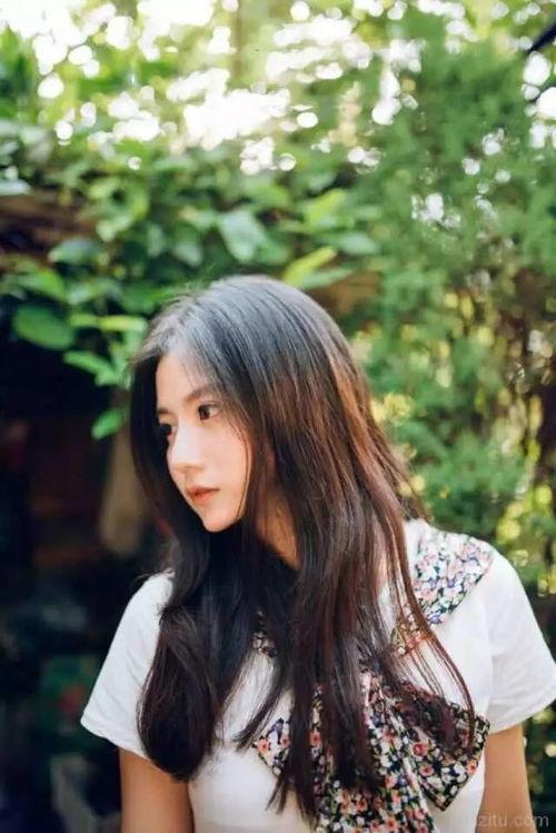 漂亮的妹子吃瓜,邂逅瓜香中的美丽食光