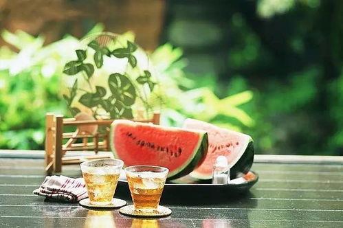 夏季乘凉吃瓜,清凉一夏，尽享瓜果盛宴