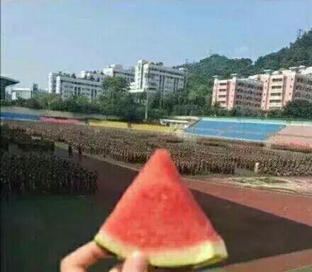 吃瓜凉亭军训,军训中的欢乐时光