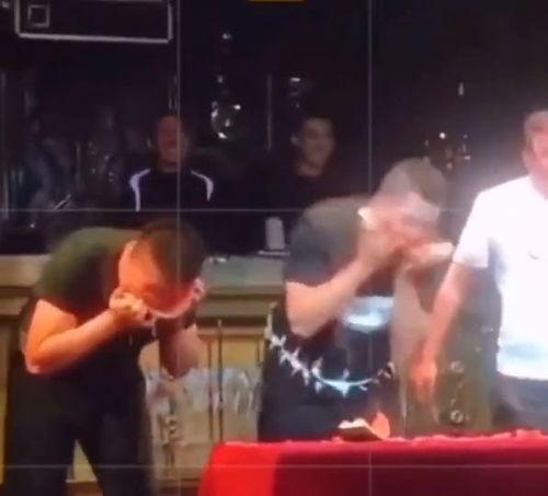 吃瓜表演搞笑,吃瓜群众的欢乐表演秀