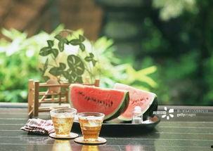 多云的天气吃瓜,瓜果飘香，尽享夏日清凉时光