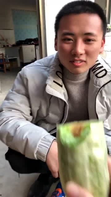 男生说给我买瓜吃,男生慷慨赠我瓜果共享清凉时光