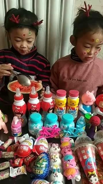 姊妹俩吃瓜