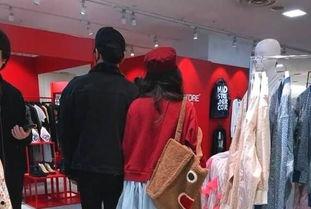 明星偶遇吃瓜群众