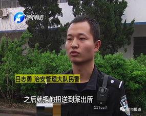 小伙假装吃瓜群众围观,小伙街头演绎围观奇观