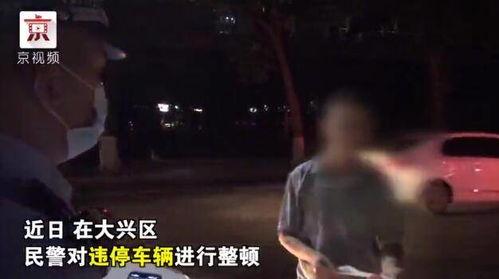 小伙假装吃瓜群众围观,小伙街头演绎围观奇观
