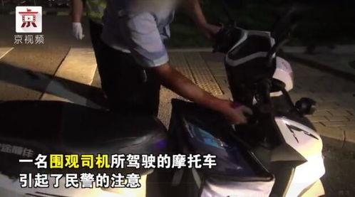 小伙假装吃瓜群众围观,小伙街头演绎围观奇观