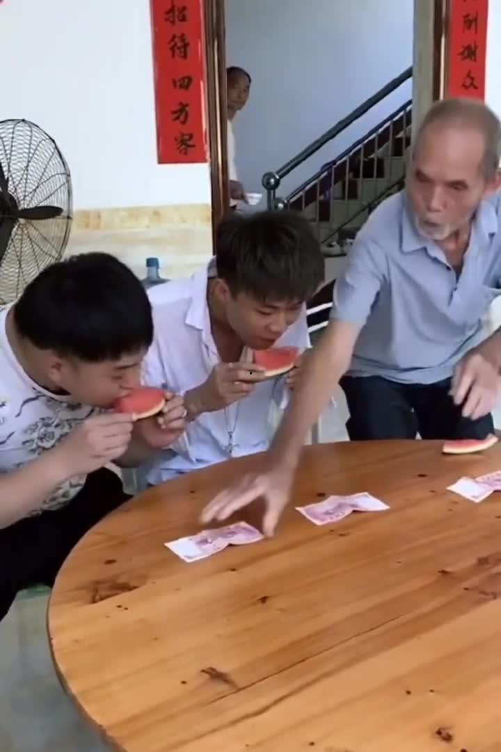 跟爷爷比赛吃瓜,我与爷爷的甜蜜较量