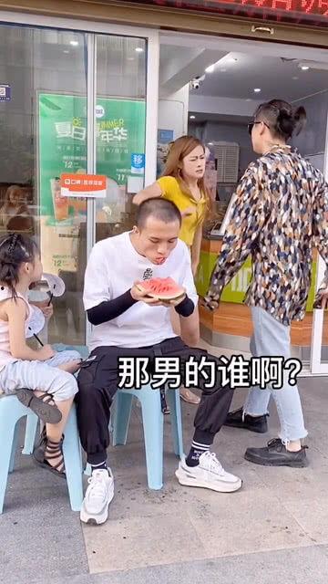 吃瓜群众情侣吵架,吃瓜群众的围观与反思